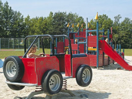 Geniet tijdens een vakantie met babys en kleine kinderen bij het Land van Bartje van een grote speeltuin met speeltoestellen