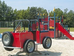 Geniet tijdens een vakantie met babys en kleine kinderen bij het Land van Bartje van een grote speeltuin met speeltoestellen