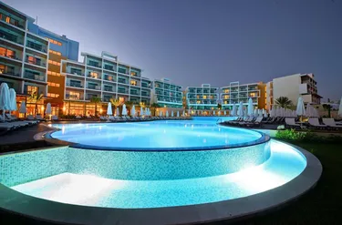 TUI BLUE Sensatori Barut Sorgun - zwembad in de avond