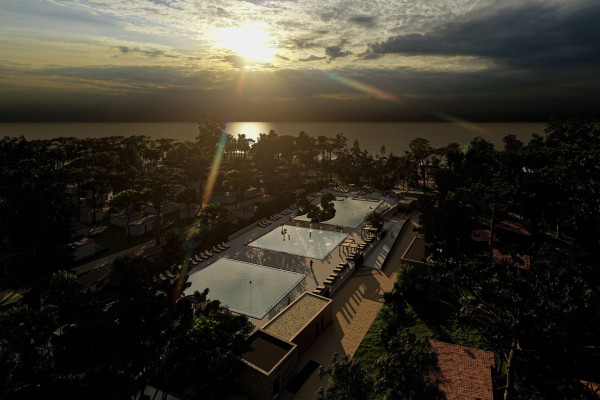 Zonsondergang bij de vakantiehuisjes