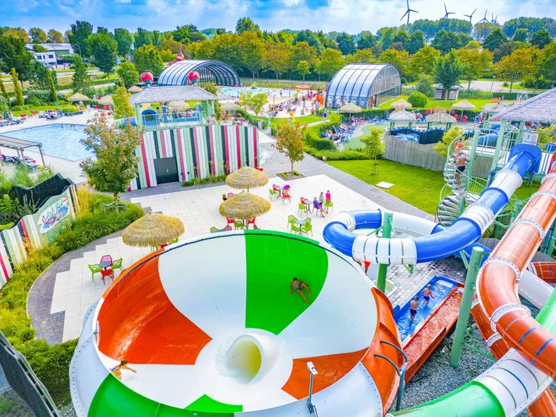 De spectaculaire Spacebowl glijbaan in het waterpark van Capfun de Bongerd