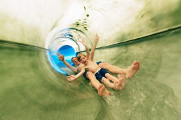 Binnenin de glijbaan genaamd Aqua Mundo van Center Parcs Het Meerdal