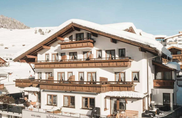 Apartementencomplex bedekt met sneeuw in de bergen