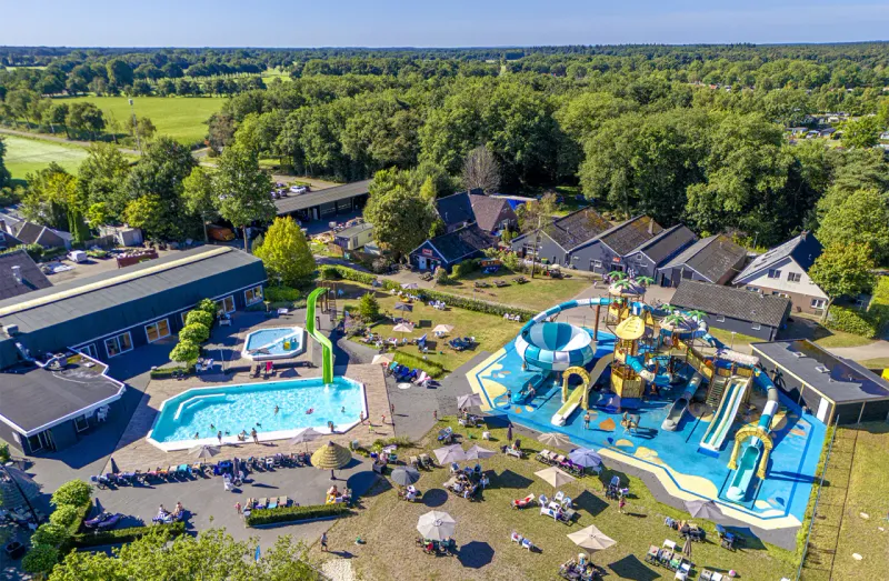 Luchtfoto van het complete waterpark van Capfun de Belten in Overijssel met meerdere zwembaden