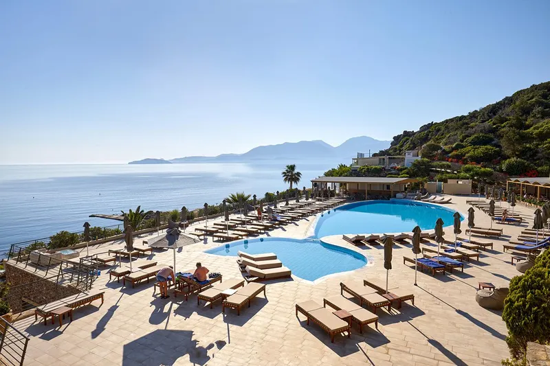 Overview foto van het zwembad van Hotel Blue Marine Resort & Spa met uitzicht op zee
