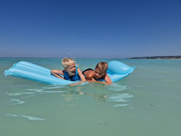 Gustocamp camping Toscane: strand bij camping Montescudiao