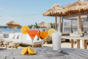 Kleurrijke zomerse cocktails op het terras van de beachclub bij Lake Resort Beekse Bergen