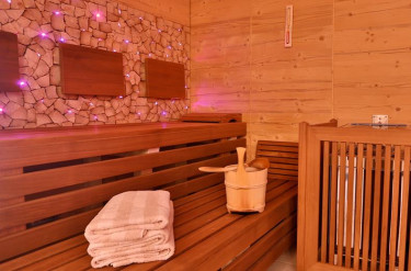 Sauna met paarse verlichting en handdoeken