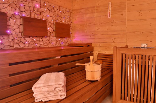 Sauna met paarse verlichting en handdoeken