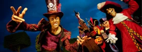 Halloween in Disneyland met griezelige acteurs voor het disney kasteel 
