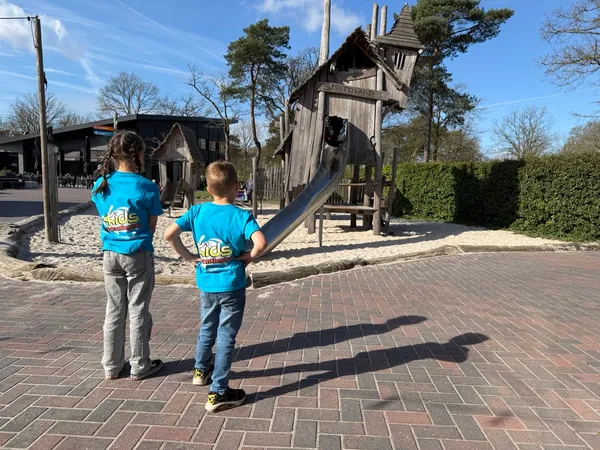 Speeltuinen testen over het hele park
