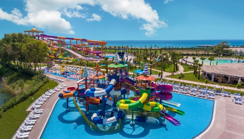 Delphin BE Grand Resort aquapark waterglijbanen zwembad Lara Antalya familiehotel Turkije waterpark attracties