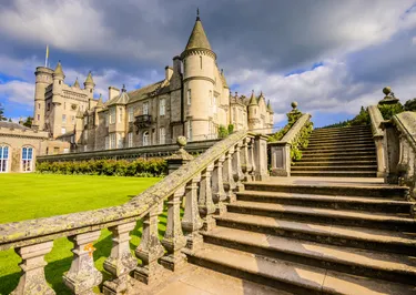 Terracotta en Goudkleur Elegante Stijl 90e Verjaardag Uitnodiging Liggende Kaart - 2024-12-17T144447.852.png