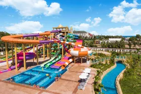 Overzicht van het grote waterpark van Delphin BE GRAND Resort in Lara, met veel kleurrijke glijbanen en een lazy river.