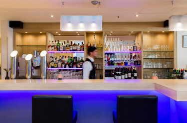 Moderne hotelbar met sfeerverlichting in Mercure Hotel Duisburg City