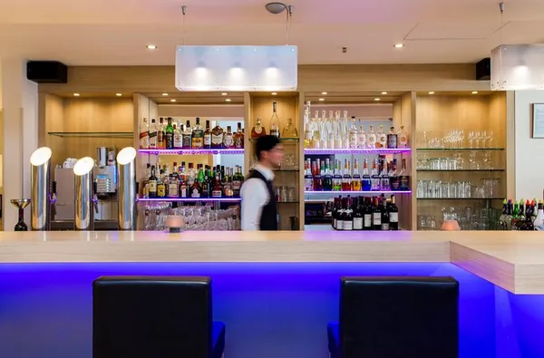 Moderne hotelbar met sfeerverlichting in Mercure Hotel Duisburg City