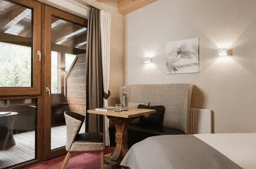 Eettafel aan het raam in chique appartement