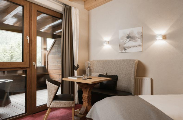 Eettafel aan het raam in chique appartement