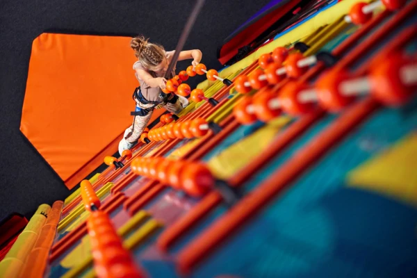 Fanatiek meisje beklimt de klimmuur van in vakantiepark Hof van Saksen