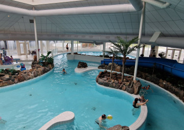 Bovenaanzicht van het zwembad met stroomversnelling 