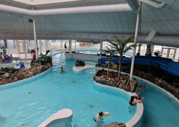 Bovenaanzicht van het zwembad met stroomversnelling 