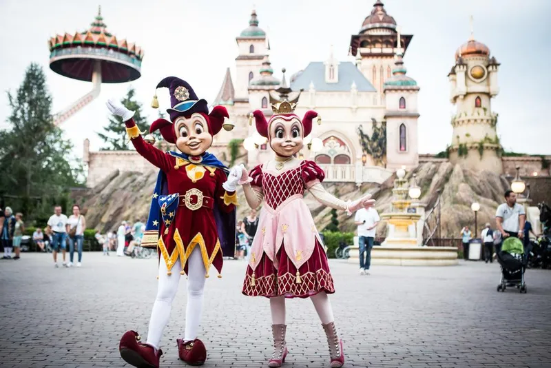 Efteling mascottes Pardoes de Tovernar en Prinses Pardijn poseren voor de attractie Symbolica, Paleis der Fantasie.
