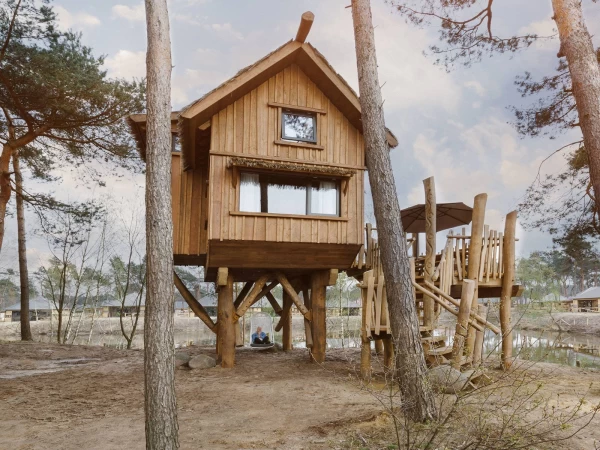 Vakantiehuis op palen tussen de bomen op Safaripark Beekse Bergen