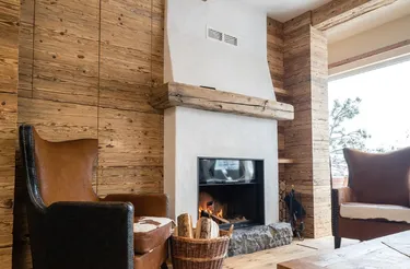 Haard met houten details in luxe appartement