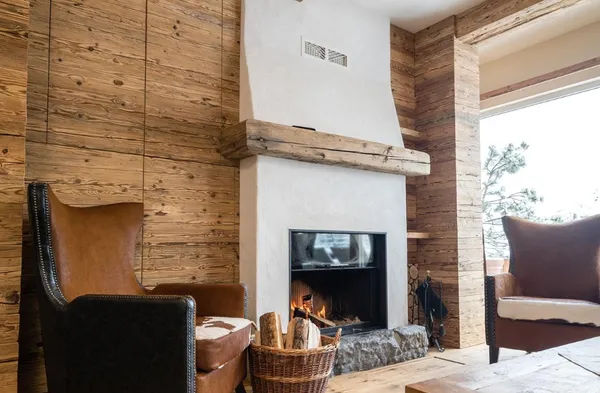 Haard met houten details in luxe appartement