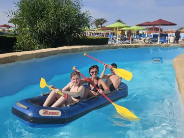Op de wildwaterbaan in Titanic Beach Spa & Waterpark in Egypte