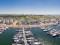 Luchtfoto van de bruisende jachthaven en de vakantiehuizen van Vakantiepark Cape Helius in Hellevoetsluis.