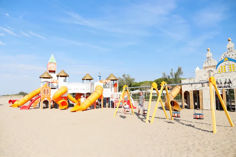 sant-angelo---speeltoestellen-strand_49054016841_o.jpg