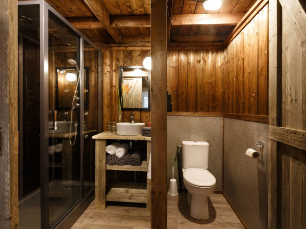 Badkamer van avontuurlijke en luxe 8 persoons Safaritent Plus in vakantiepark Safari Resort Beekse Bergen