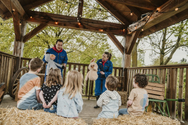 Recreatieteam geeft handpoppenvoorstelling voor kinderen in Vakantiepark Dierenbos