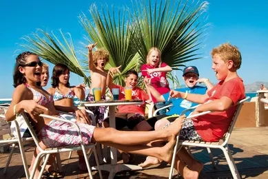 Zomervakantie tieners naar luxe club