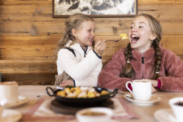 Kinder-essen-Kaiserschmarren-im-Restaurant-Leithe-Wirt_Serfaus-Fiss-Ladis-Marketing-GmbH_Daniel-Zangerl-danielzangerl-com- (Groot).jpeg