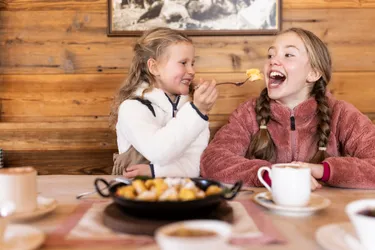 Kinder-essen-Kaiserschmarren-im-Restaurant-Leithe-Wirt_Serfaus-Fiss-Ladis-Marketing-GmbH_Daniel-Zangerl-danielzangerl-com- (Groot).jpeg