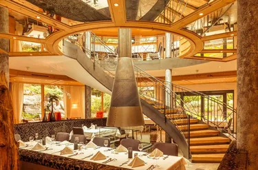 Eetzaal met grote ronde trap in het midden