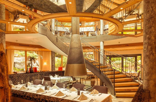 Eetzaal met grote ronde trap in het midden
