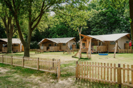Luxe safaritenten op Vakantiepark Dierenbos met een eigen, omheinde speeltuin direct voor de deur in het bos.