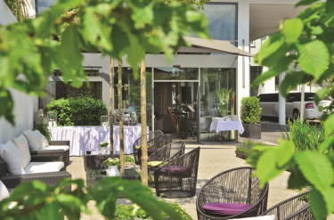 Uitzicht op het terras van Parkhotel Oberhausen met een lounge gedeelte en een buffetopstelling in de buitenlucht