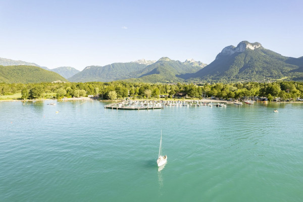 camping La Nublière heeft direct toegang tot het meer van Annecy