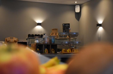 Het ontbijtbuffet van Hotel Atlanta met diverse ontbijtgranen en toppings onder sfeervolle moderne verlichting