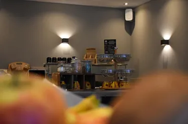 Het ontbijtbuffet van Hotel Atlanta met diverse ontbijtgranen en toppings onder sfeervolle moderne verlichting