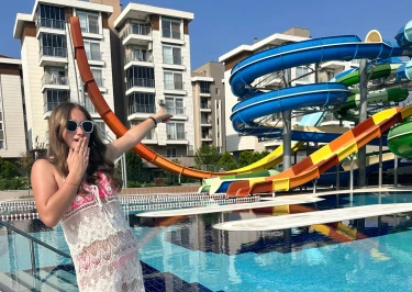 Kind wijst naar verschillende kronkelende glijbanen in Turkije