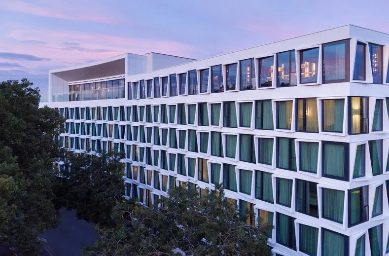 Buitenaanzicht van het moderne gebouw van ATLANTIC Hotel Münster
