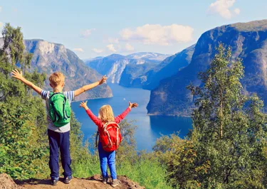 Terracotta en Goudkleur Elegante Stijl 90e Verjaardag Uitnodiging Liggende Kaart - 2024-12-17T143923.909.png