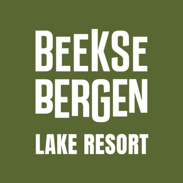 Logo van Lake Resort Beekse Bergen in witte letters op groene achtergrond