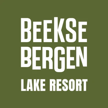 Logo van Lake Resort Beekse Bergen in witte letters op groene achtergrond