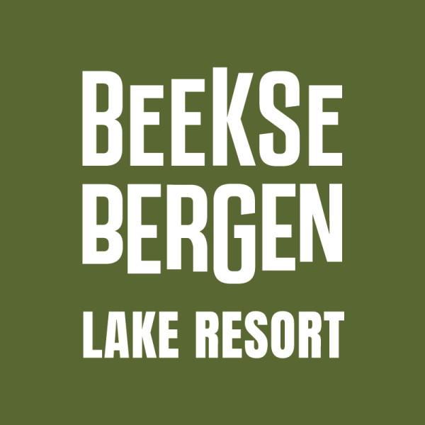 Logo van Lake Resort Beekse Bergen in witte letters op groene achtergrond